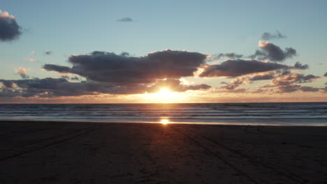 Szenische-Sonnenunterganglandschaft-Von-Bethells-Beach-In-Der-Region-Auckland,-Nz