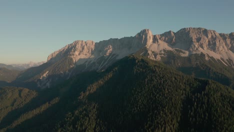Vista-Aérea-Del-Pueblo-Y-El-Valle-De-Zell-Pfarre-Sobre-La-Cordillera-Del-Bosque,-Frontera-Con-Eslovenia
