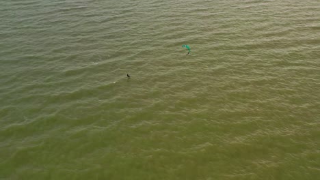 Kite-Boarder-Solitario-En-La-Bahía-De-Corpus-Christi-A-Lo-Largo-De-Portland,-Texas