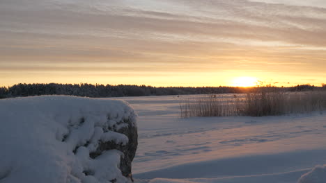 Sonnenuntergang-über-Einem-Wunderschönen-Zugefrorenen-Schneebedeckten-See