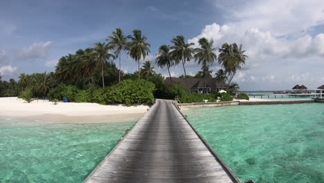 Timelapse-Caminando-Con-Bungalow-En-Mar-Océano-En-Maldivas