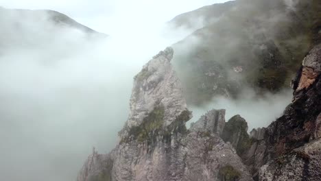 Antenne,-Umlaufbahn,-Drohne-Geschossen-Um-Einen-Felsigen-Berggipfel,-Bedeckt-Mit-Nebel,-In-Den-Anden,-An-Einem-Bewölkten-Tag,-In-Der-Nähe-Von-Cuzco,-In-Peru,-Südamerika