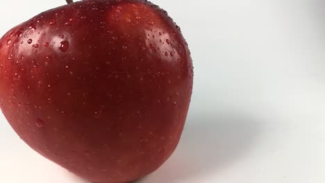 Nahaufnahme-Eines-Schönen-Roten-Apfels,-Der-Mit-Wassertropfen-Bedeckt-Ist,-Nach-Rechts-Schieben