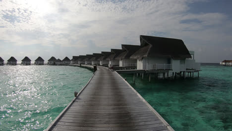 Zeitraffer-Spaziergang-Mit-Bungalow-Im-Ozean-Auf-Den-Malediven