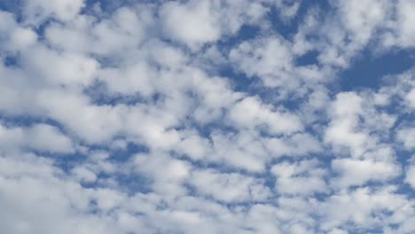 Cirrocumulus-Ripple-Wave-Höhenwolken-Zeitraffer,-Atemberaubende-Wolkenformation,-Die-Aussieht-Wie-Meereswellen,-Die-Vorbeiziehen