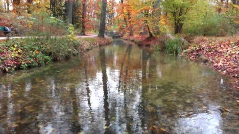 München-Herbstliche-Bäume-Im-Englischen-Garten-Mit-Einer-Drohne-Am-Nachmittag-Und-Abends-Bei-4k-24fps
