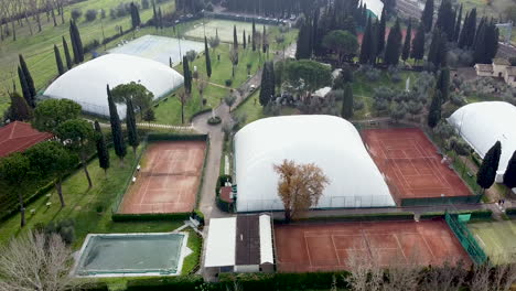 Drohnenaufnahme-Rechts-Von-Tennisplätzen-In-Der-Nähe-Des-Flusses-Arno-In-Florenz,-Region-Toskana-In-Italien