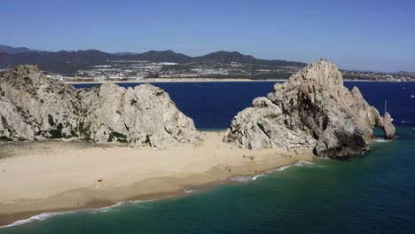 Cabo-San-Lucas-Riviera,-Tierra-Termina-Formación-Rocosa-Con-Arco-Natural-Y-Playa-De-Los-Amantes,-Antena-Cinematográfica