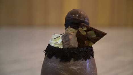 Geeiste-Schokoladen-Milchshake-Smoothies-Mit-Schokoladen-Topping