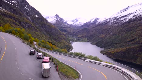 Camiones-Parados-Estacionados-Al-Costado-De-Una-Carretera-Que-Sube-A-La-Montaña,-Hermosos-Paisajes-Montañosos-Y-Fluviales