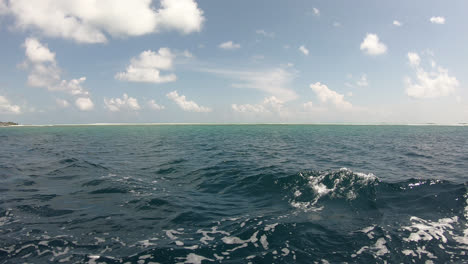 Moviéndose-En-El-Mar-Océano-En-Maldivas-Vista-Desde-El-Barco