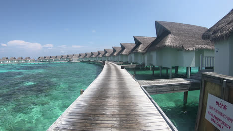 Caminando-Con-Bungalow-En-Mar-Océano-En-Maldivas