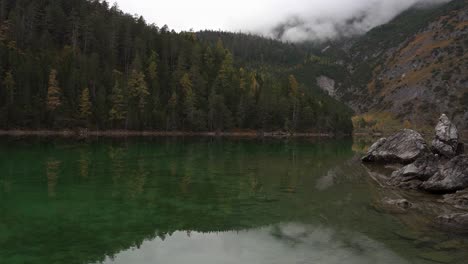 Ruhige-Szene-Von-Blindsee,-Einem-Perfekten-See-In-Den-Bergen-Der-Alpen-Im-Herbst