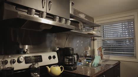 Modernes-Küchendesign-Mit-Kompletten-Kochgeräten---Mittlere-Aufnahme