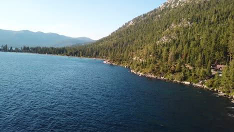 Luftaufnahme-über-Die-Lebendige-Landschaft-Und-Das-Alpine-Wasser-Des-Lake-Tahoe,-Sierra-Nevada,-Usa