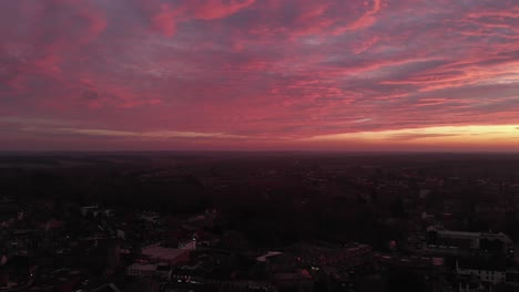 Farbenfroher-Blick-Auf-Den-Sonnenuntergang-Von-Einer-Drohne