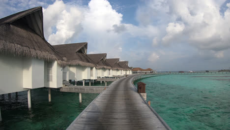 Timelapse-Caminando-Con-Bungalow-En-Mar-Océano-En-Maldivas