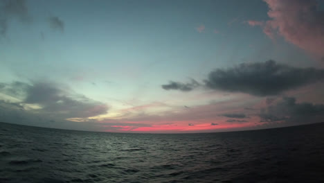 Moviéndose-En-El-Mar-Océano-En-Maldivas-Vista-Desde-El-Barco