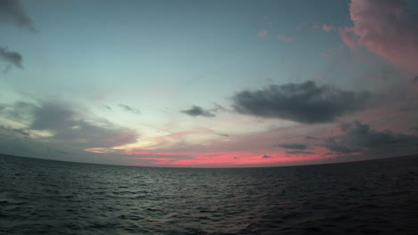 Bewegen-Im-Meer-Auf-Malediven-Blick-Vom-Schiff