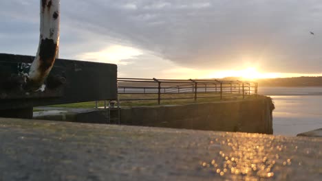 Sonnenaufgang-Britische-Kanaltore-Am-Wasser,-Die-Zum-Fluss-Mersey-Führen