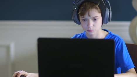 Joven-Adolescente-Con-Auriculares-Jugando-En-Una-Computadora-Portátil