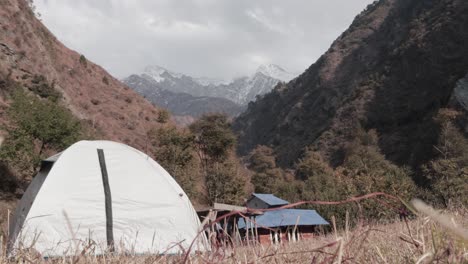 Touristisches-Zeltlager-In-Den-Bergen-Von-Himachal-Pradesh,-Indien,-Tagsüber-Bewölkter-Himmel-Im-Zeitraffer