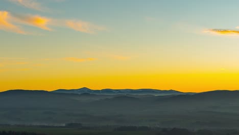 Zeitraffer-Der-Schneekoppe,-Riesengebirge,-Während-Eines-Nebligen-Sonnenuntergangs