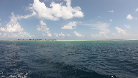 Zeitraffer,-Der-Sich-Im-Ozean-Auf-Den-Malediven-Bewegt,-Blick-Vom-Schiff