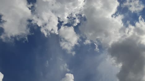 Blauer-Sommerhimmel-Mit-Dichten,-Dicken-Regenwolken,-Die-Sich-über-Den-Himmel-Bewegen