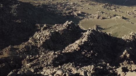 Sandsteinformationen-In-Den-Hügeln-Und-In-Der-Wüste-Von-Alabama,-Kalifornien-Usa,-Luftaufnahme-Der-Drohne-Zur-Goldenen-Stunde
