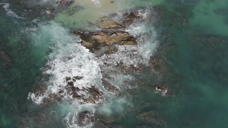 Top-Down-Aerial-View-on-Ocean-Waves-Breaking-on-Rocks-and-Sandy-Beach-in-Cabo-San-Lucas-Riviera,-Baja-California,-Mexico