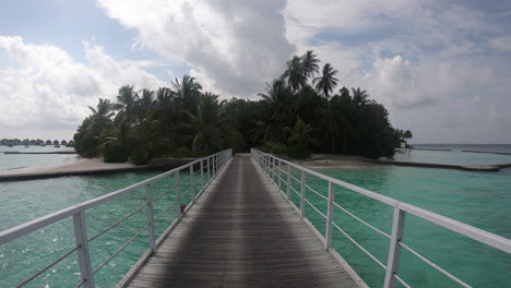 Caminando-Con-Bungalow-En-Mar-Océano-En-Maldivas