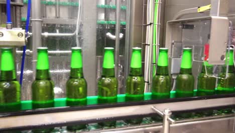 Cadena-De-Producción-De-Botellas-De-Cerveza-En-Una-Fábrica