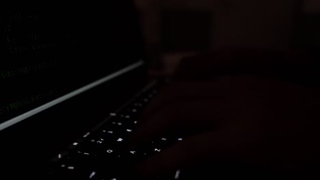 Dunkle-Mysteriöse-Aufnahme-Des-Computerbildschirmschwenks-Bis-Zu-Den-Händen-Auf-Der-Tastatur,-Cyberkriminalität-Hackerkonzept