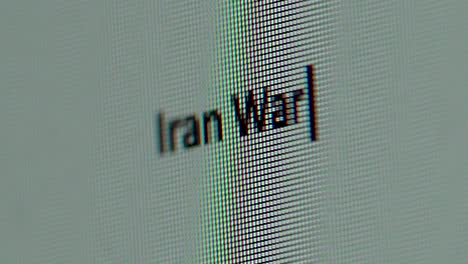 Iran-Krieg-Worte-Auf-Computerbildschirm-Getippt-Extreme-Nahaufnahme-Grobkörniges-Makro