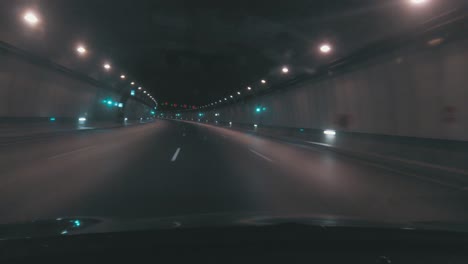 Nachts-Durch-Einen-Tunnel-Fahren