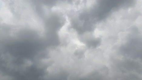 Beängstigende-Dunkle-Hagelsturmwolken-Am-Himmel-Mit-Dichten,-Dicken-Regenwolken,-Die-Sich-über-Den-Himmel-Bewegen