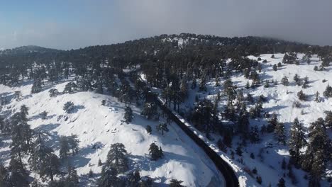 Weite-Luftaufnahme-Des-Troodos-Berges-An-Einem-Sonnigen-Wintertag