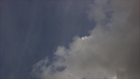 Zeitraffer-Des-Blauen-Himmels-Mit-Sich-Schnell-Bewegenden-Weißen-Wolken,-Tag