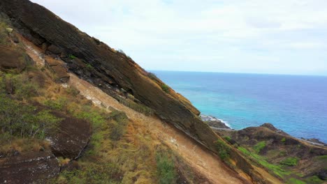 Luftdrohnenaufnahme-Des-Orbits-Um-Den-Kraterbogen-Von-Koko-Mit-Dem-Pazifischen-Ozean-Im-Hintergrund---Oahu-Hawaii