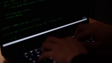 Hackerhände,-Die-Codes-Auf-Der-Tastatur-Eingeben