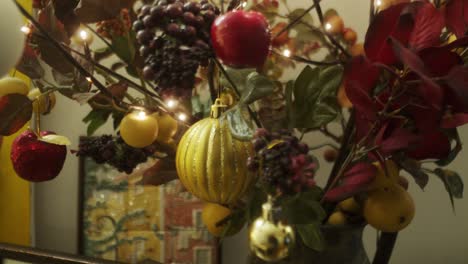 Familia-De-Tiro-Medio-Hermoso-árbol-De-Navidad-Casero-Con-Puntos-De-Luz-Y-Bolas-De-Colores-Decoración-Interior
