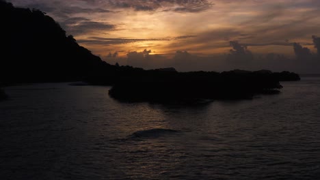 Bunte-Sonnenuntergangsluftaufnahme,-Die-über-Den-Tropischen-Panama-Inseln-Der-Silhouette-Aufsteigt,-Die-Sich-Im-Ozean-Widerspiegeln