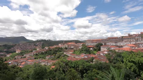 Bewegungszeitraffer-Mit-Schnell-Ziehenden-Wolken-Vor-Blauem-Himmel-über-Dem-Historischen-Stadtkern-Der-Kolonialen-Bergbaustadt-Ouro-Preto-Im-Bundesstaat-Minas-Gerais-Brasilien