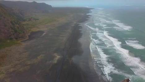 Luftaufnahme-Von-Wellen-Und-Schwarzem-Sand-Am-Karekare-Beach,-Neuseeland