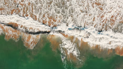 Luftaufnahme-Von-Wellen,-Die-In-Portugal-An-Den-Stränden-Der-Algarve-Brechen