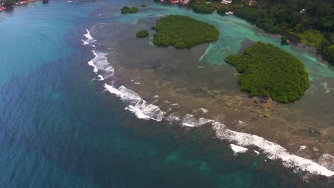 Vista-Aérea-Sobre-La-Isla-Tropical-De-Panamá-Bahía-Turquesa-Retroceda-Revelando-Montañas-De-La-Selva
