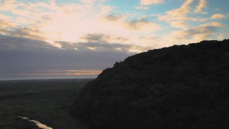 Kamerafahrt-über-Einen-Hügel-Und-Sonnenuntergang-Am-Strand-Von-Whatipu,-Neuseeland