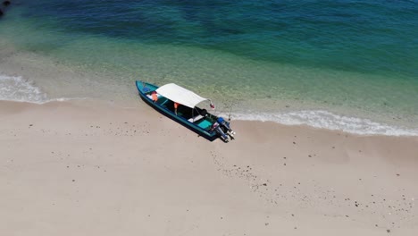 Panama-Im-Februar-Drohne-Schießt-Chillen-In-Einem-Boot-Auf-Einer-Leeren-Insel-Der-Insel-Contadora