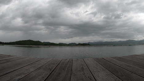 Timelapse-Lago-Y-Montaña-Con-Cielo-Nublado